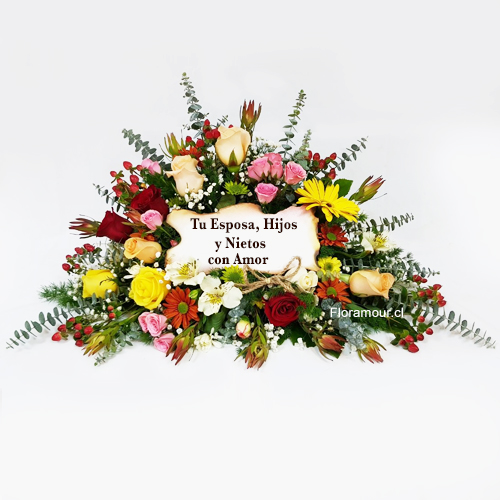 Arreglo floral decorativo de condolencias. Diseño frontal, de una sola faz, apropiado para mesa de oficio en altar, pie de urna al suelo u ofrenda para cabecera de sepultura o lÚpida. La leyenda va sobre una lÚmina tono envejecido y borde quemado, estilo pergamino. Disponible Sólo Santiago de Chile - Seleccione colorido de las flores